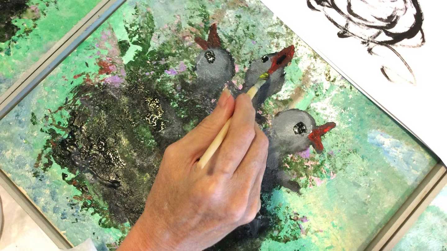 En beboer maler ællinger i reden.